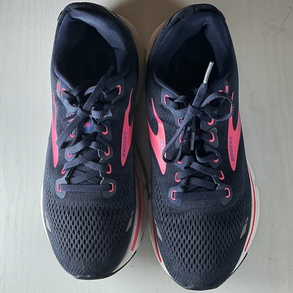 Brooks Women's Athletic Shoes in Black and Pink b52
